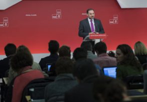 José Luis Ábalos: "Ahora sí, el PSOE es el partido de la militancia" José Luis Ábalos, en la rueda de prensa en Ferraz