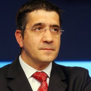 Patxi López considera "evidente" que el "único" destinatario de las preguntas Patxi López considera "evidente" que el "único" destinatario de las preguntas de Ibarretxe es EHAK