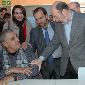 Rubalcaba insta a Rajoy a que diga ya si prorrogará la ayuda de 400 euros Rubalcaba insta a Rajoy a que diga ya si prorrogará la ayuda de 400 euros