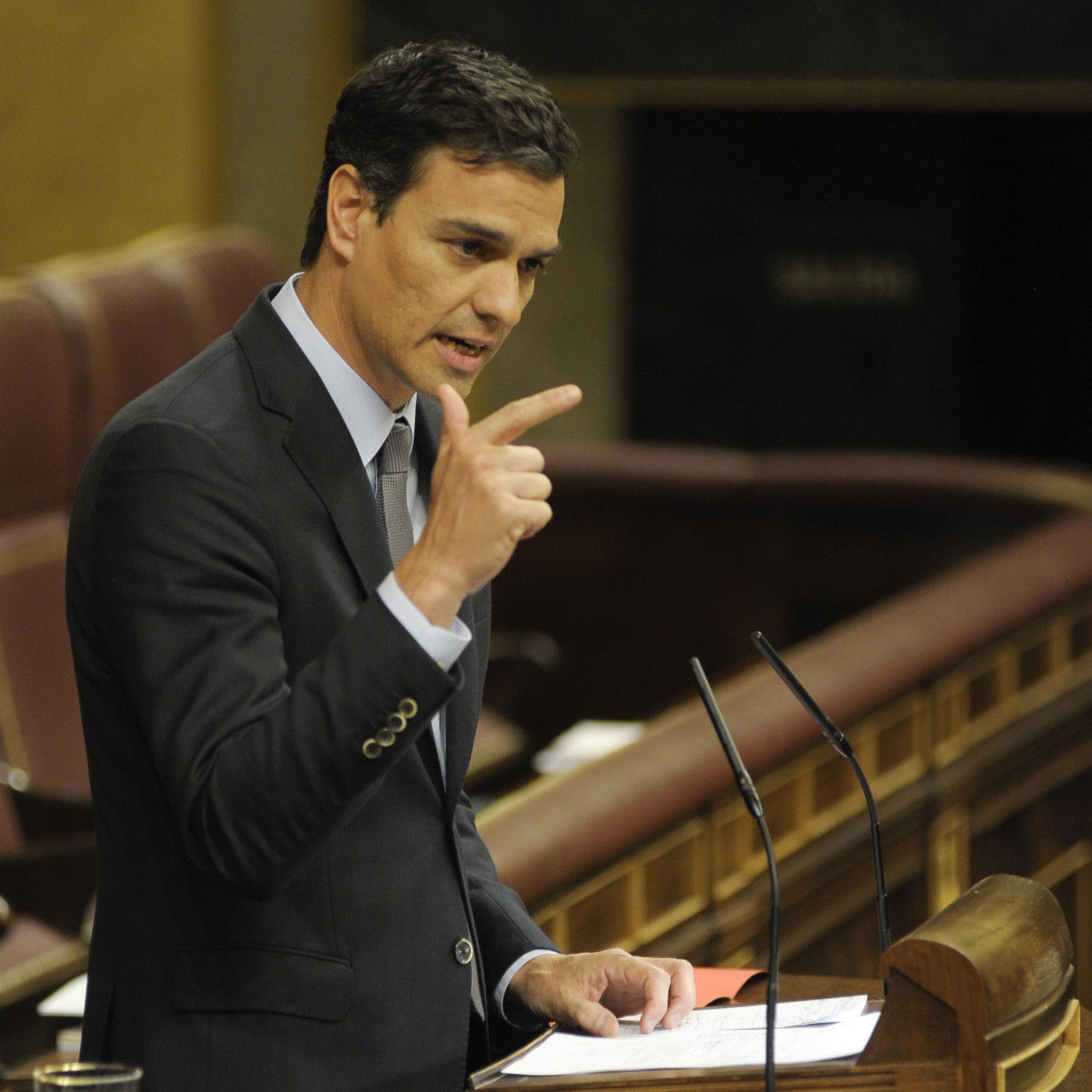 Pedro Sánchez pide a Montoro que dimita
