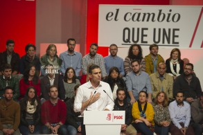 Pedro Sánchez: “La democracia es debatir, y un presidente de Gobierno no pued Pedro sánchez en un mitin en Huelva