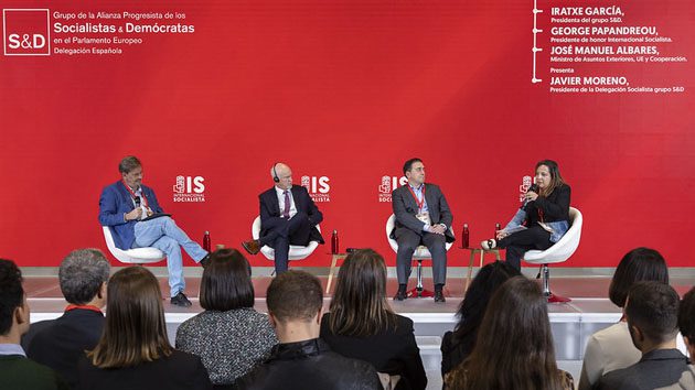 Iratxe García: La familia socialista ejercemos un rol fundamental para la const Javier Moreno, Yorgos Papandréu, José Manuel Albares e Iratxe García