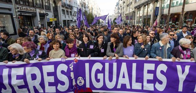 Miles de mujeres y hombres salen a las calles de toda España para ...